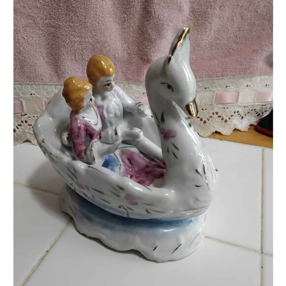 Mid twentieth Century Victorian Mirtex Porcelain - Picture 1 of 5